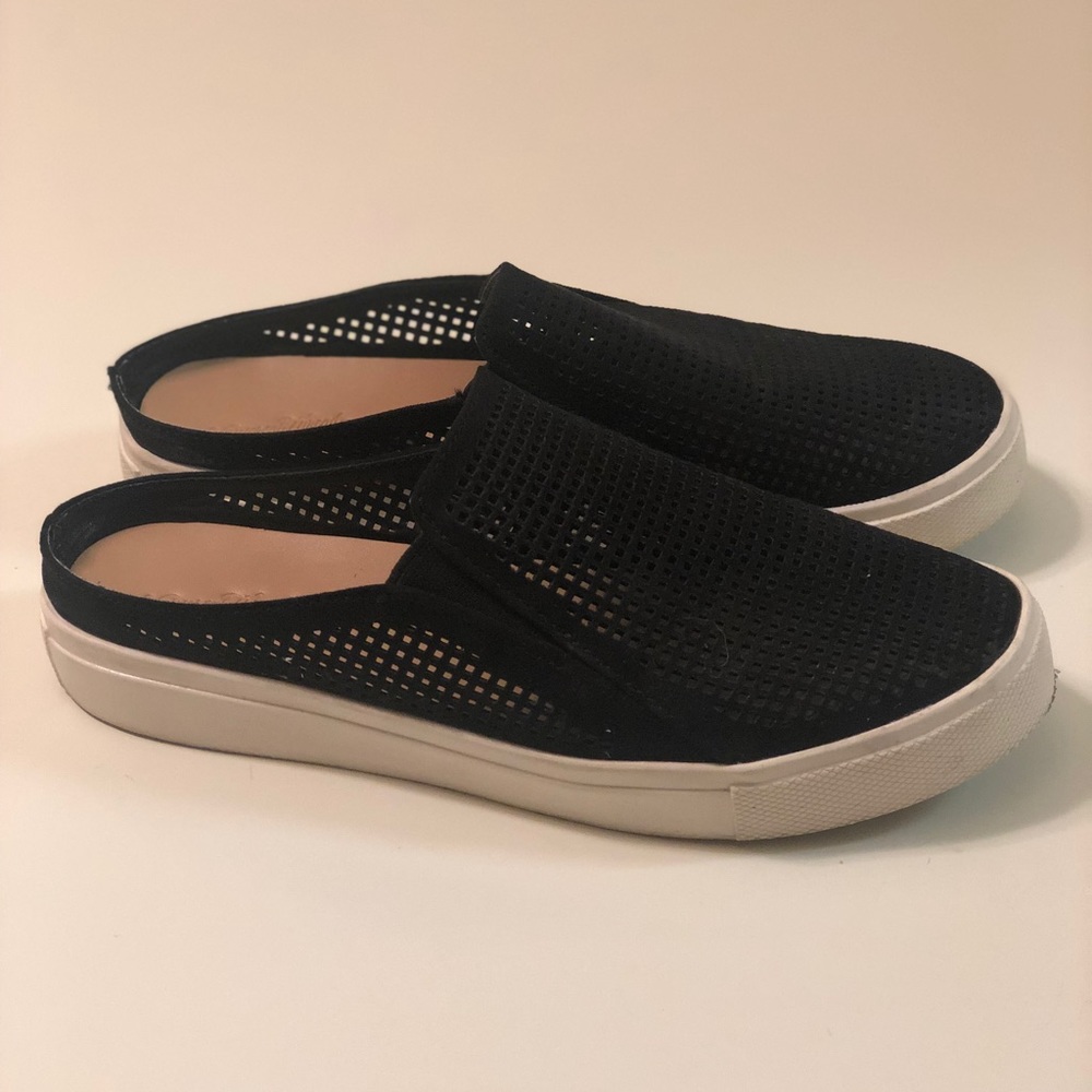 Slip on black sneaker